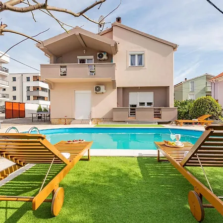 Kiara With Pool شقة زادار