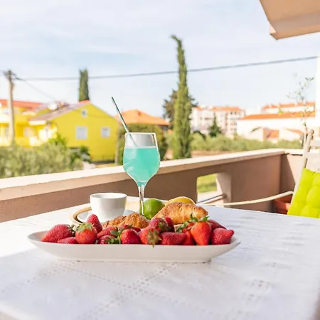 Apartment Kiara With Pool Zadar