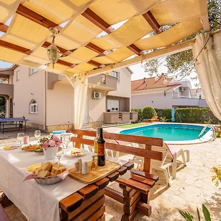 Kiara With Pool زادار