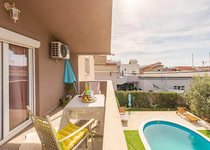 Kiara With Pool דירה *