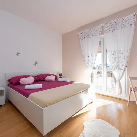 Kiara With Pool 자다르