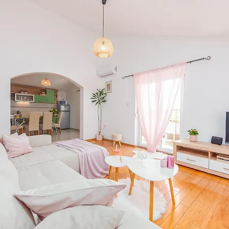 Kiara With Pool Апартаменты