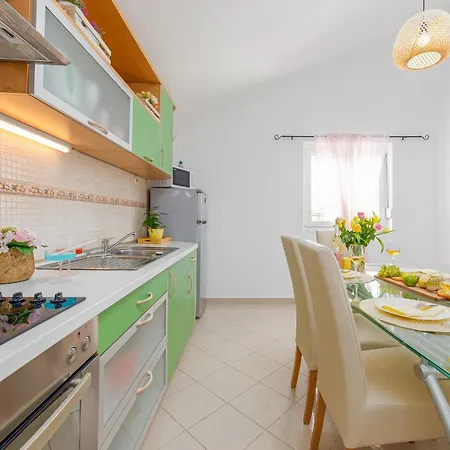 Kiara With Pool 자다르