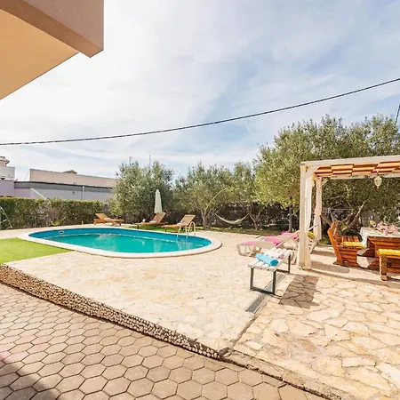 Kiara With Pool Апартаменты *