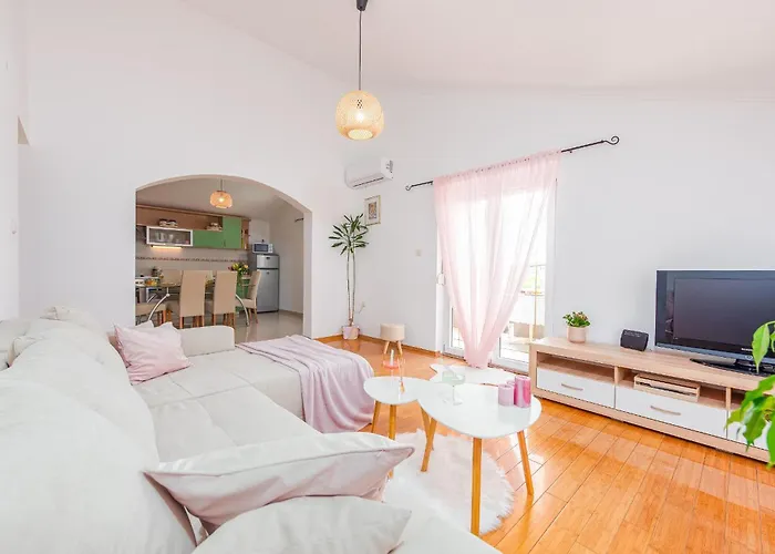 Kiara With Pool Lägenhet